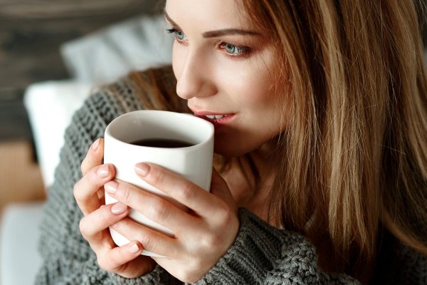 Девушка с кофе