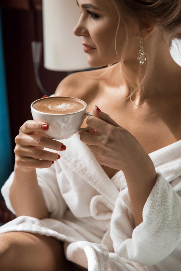 Девушка с кофе