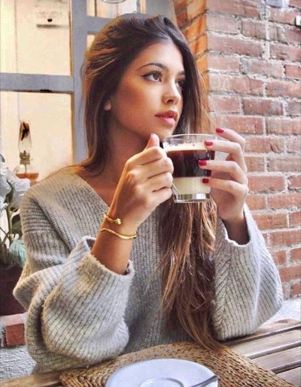 Девушка с кофе