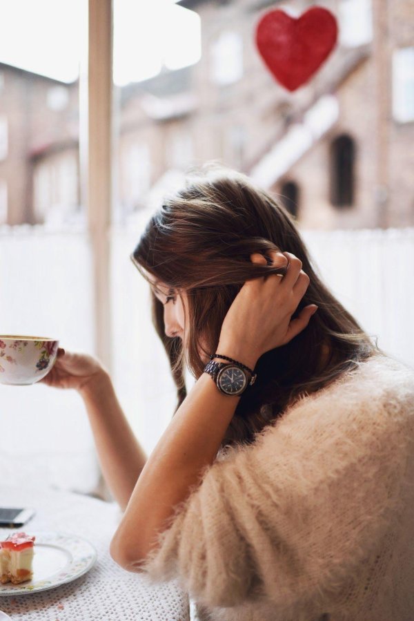 Девушка с кофе