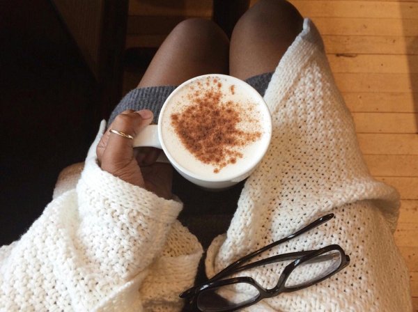 Девушка с кофе