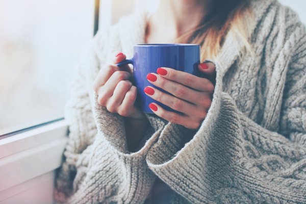 Девушка с кофе