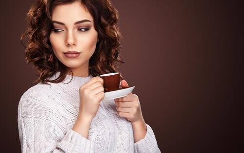 Девушка с кофе