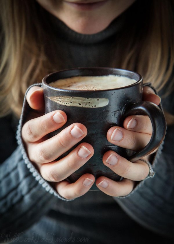 Девушка с кофе