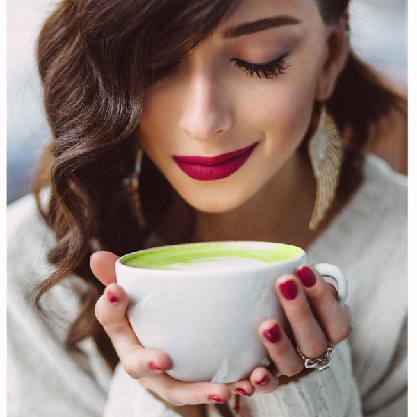 Девушка с кофе