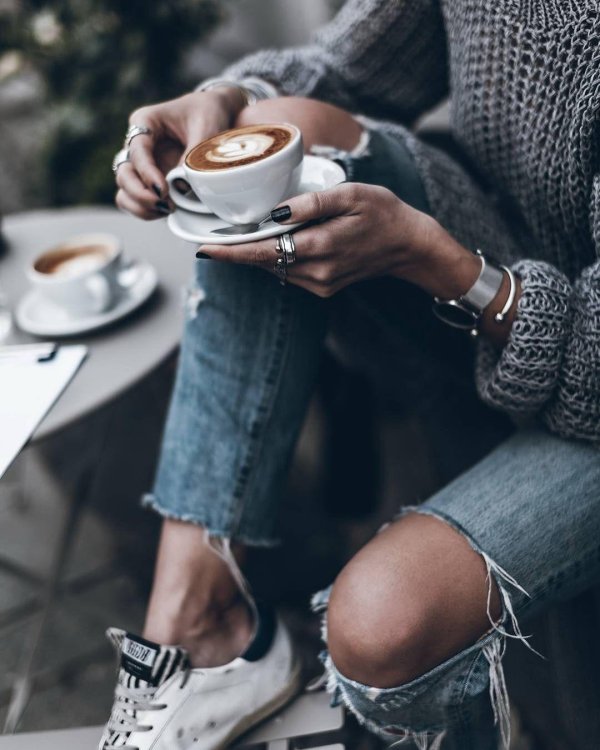 Девушка с кофе