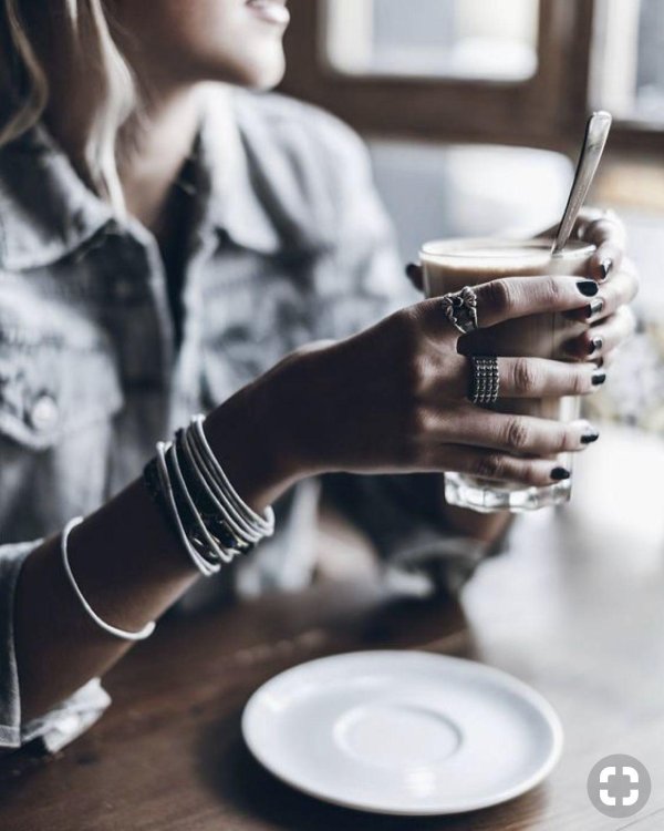 Девушка с кофе