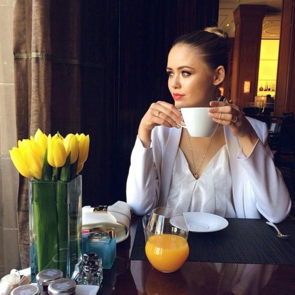 Девушка с кофе