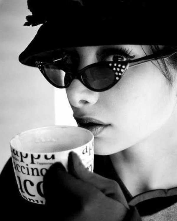 Девушка с кофе