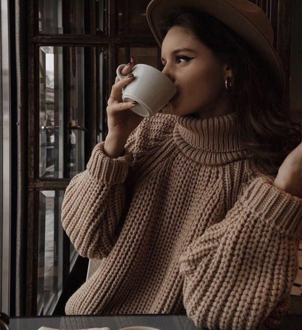 Девушка с кофе