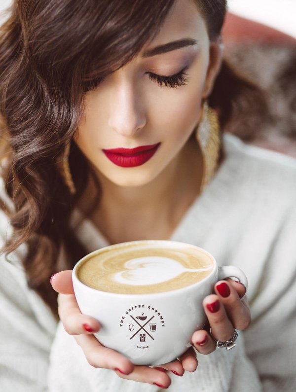 Девушка с кофе