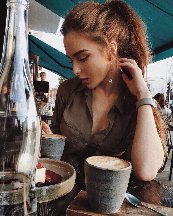 Девушка с кофе
