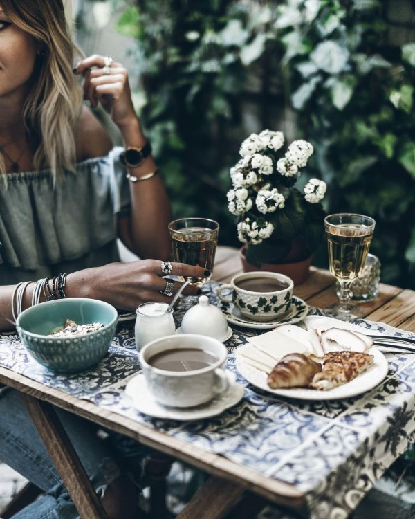 Девушка с кофе