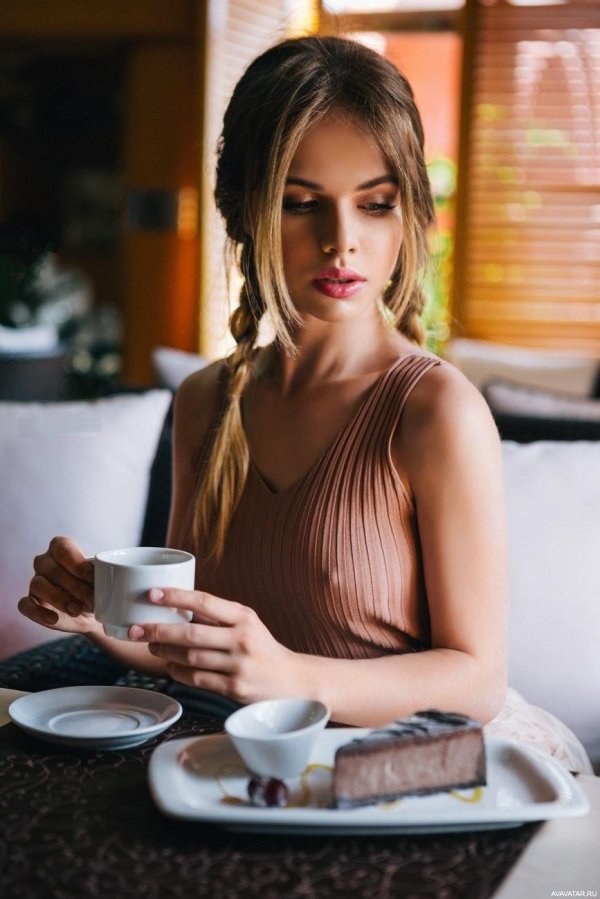 Девушка с кофе