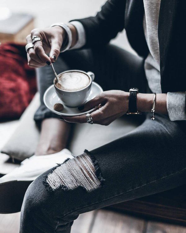 Девушка с кофе