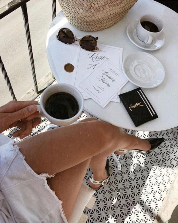 Девушка с кофе