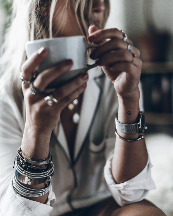 Девушка с кофе