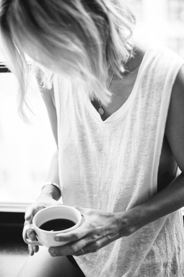 Девушка с кофе