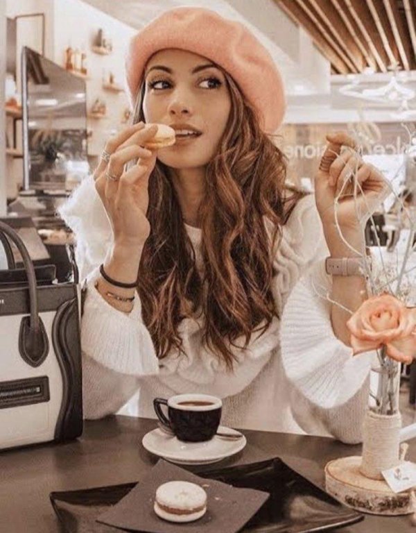 Девушка с кофе