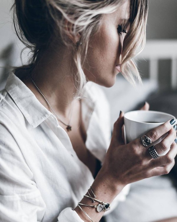 Девушка с кофе