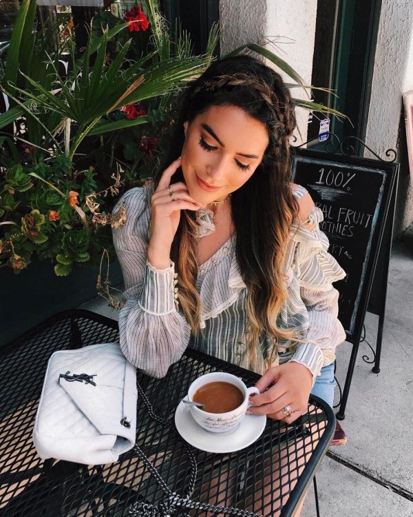 Девушка с кофе