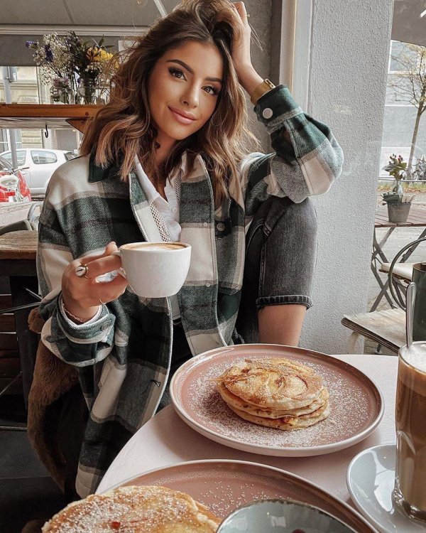 Девушка с кофе