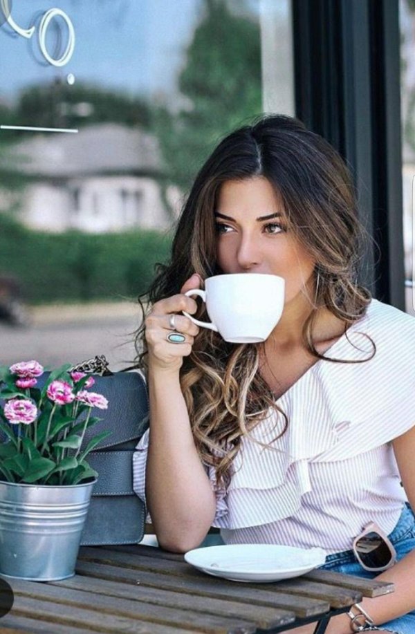 Девушка с кофе