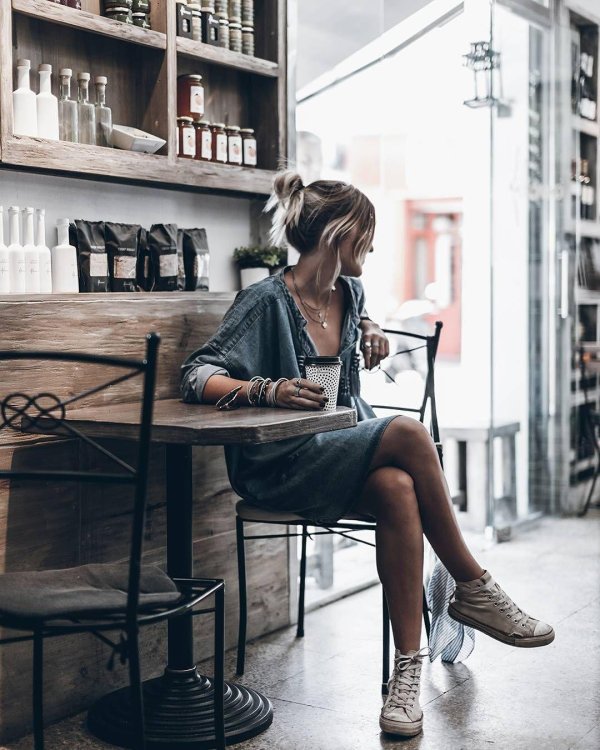 Девушка с кофе