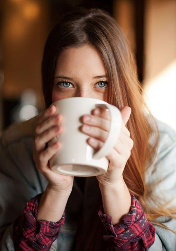 Девушка с кофе