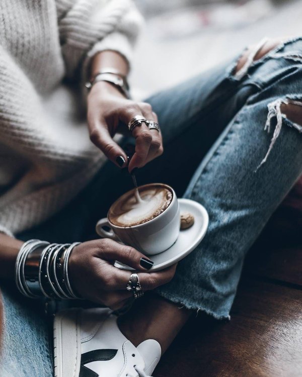 Девушка с кофе