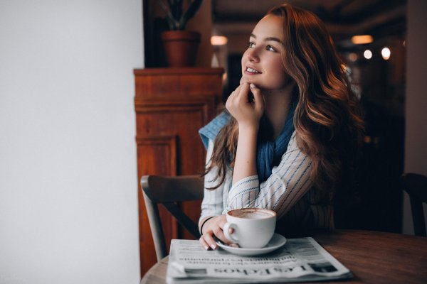 Девушка с кофе