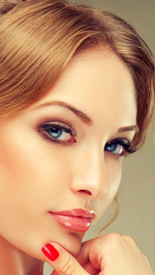 Девушка с макияжем