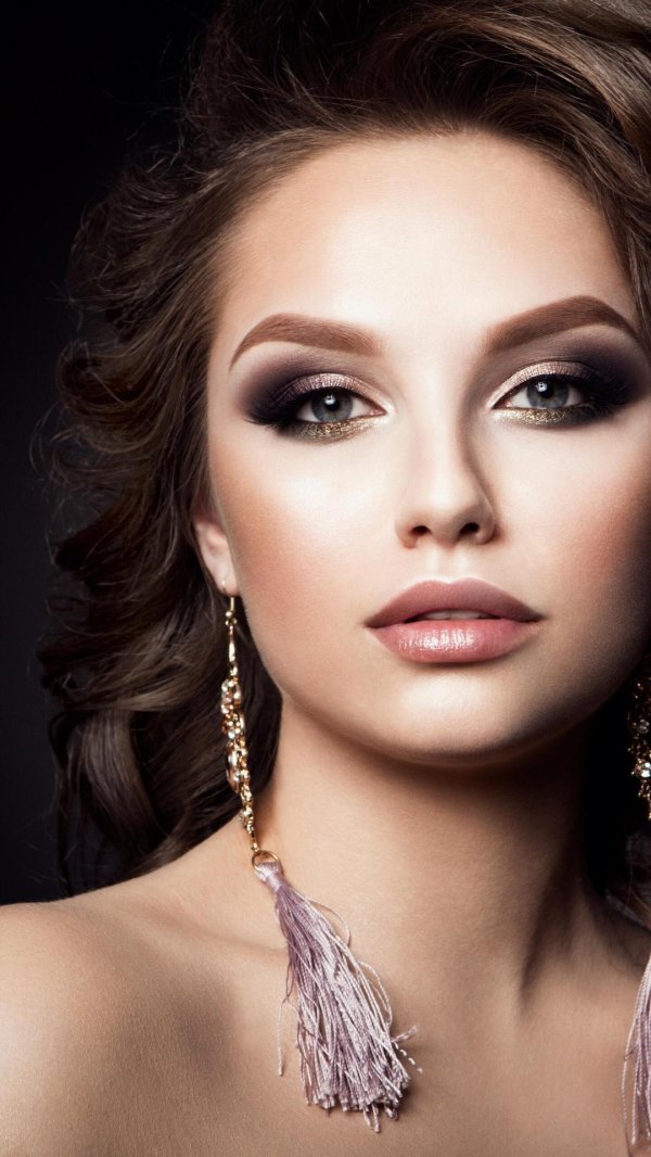 Девушка с макияжем