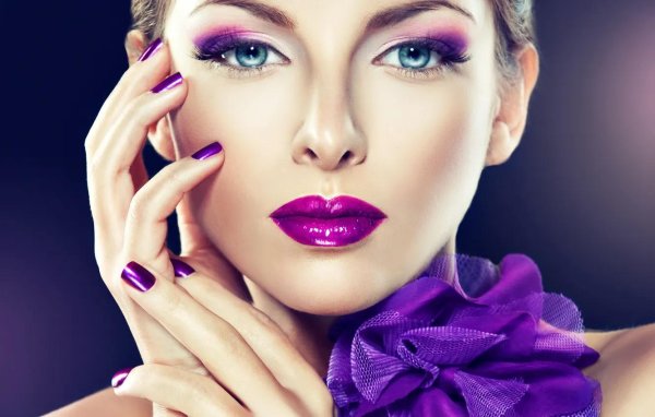 Девушка с макияжем