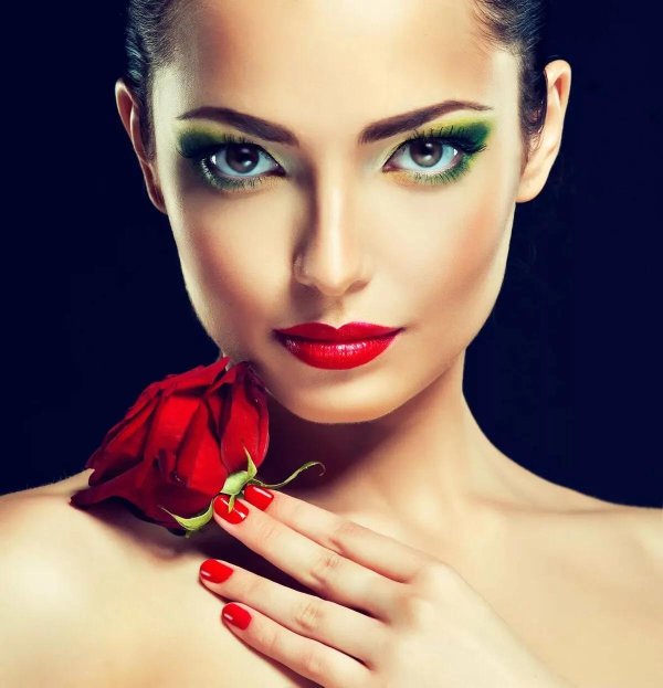 Девушка с макияжем