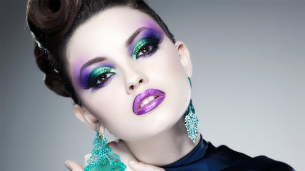 Девушка с макияжем