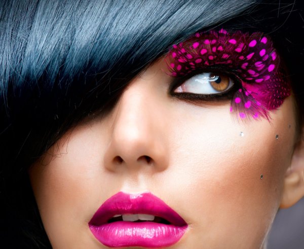 Девушка с макияжем