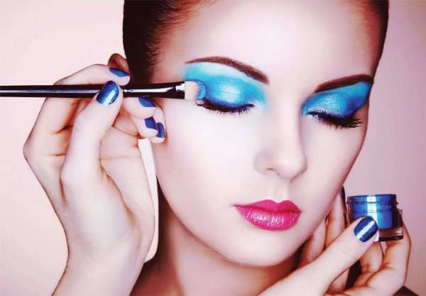 Девушка с макияжем