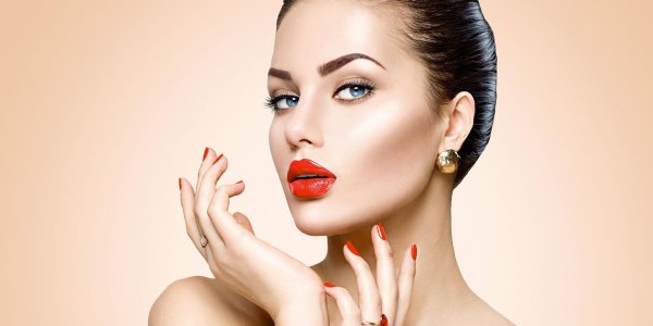 Девушка с макияжем