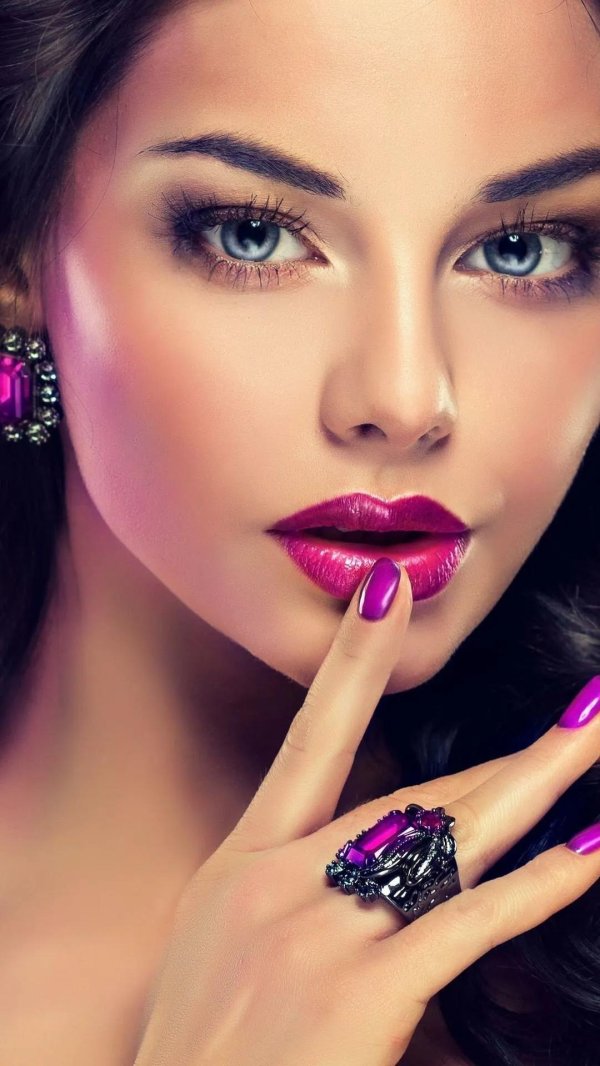 Девушка с макияжем