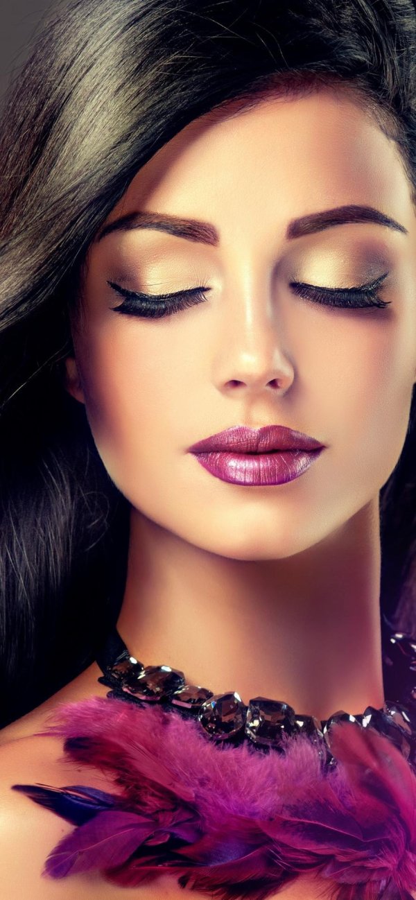 Девушка с макияжем