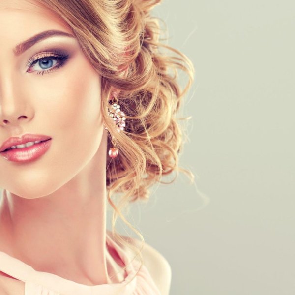 Девушка с макияжем