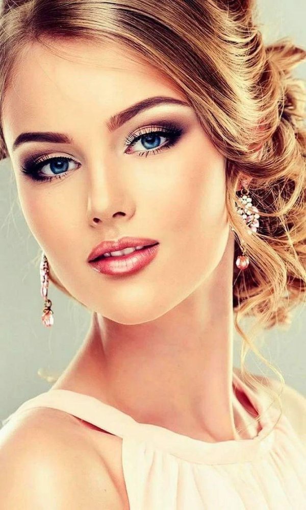 Девушка с макияжем