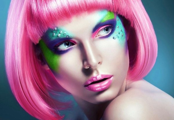 Девушка с макияжем