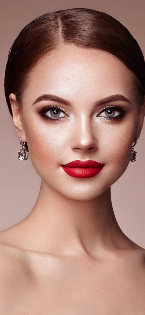 Девушка с макияжем
