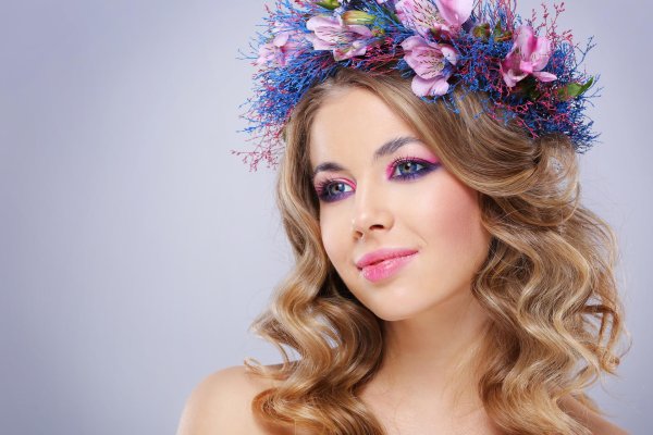 Девушка с макияжем