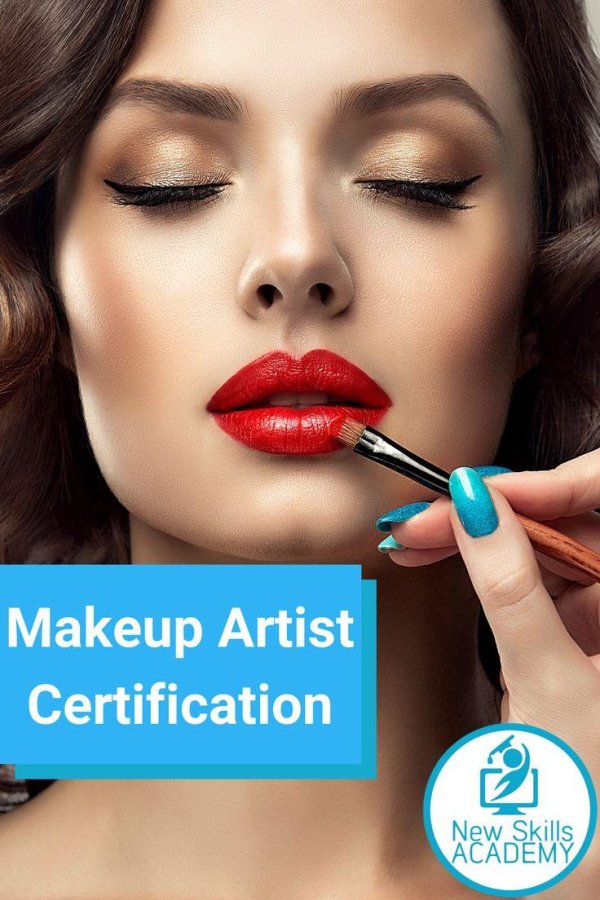 Девушка с макияжем