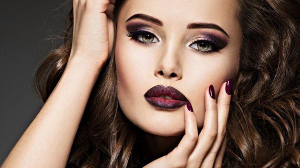 Девушка с макияжем