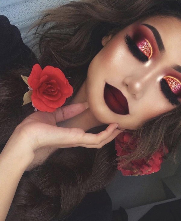 Девушка с макияжем