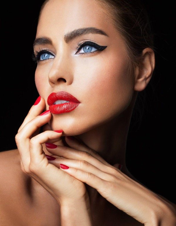 Девушка с макияжем